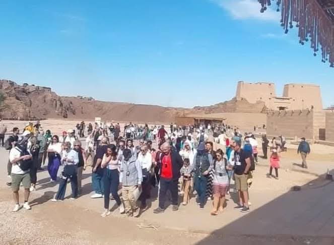 سياح في جنبات معبد ادفو