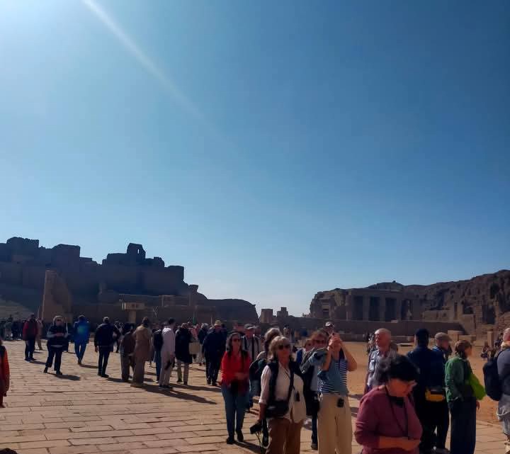 السياح يقضون إجازتهم في معابد أسوان السياح يقضون إجازتهم في معابد أسوان