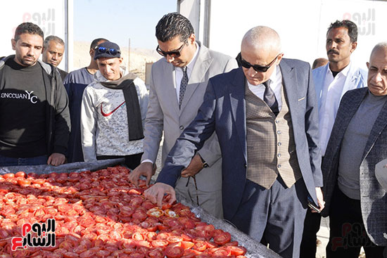 محافظ-الأقصر-ونائبه-خلال-متابعة-عمليات-التجفيف محافظ-الأقصر-ونائبه-خلال-متابعة-عمليات-التجفيف