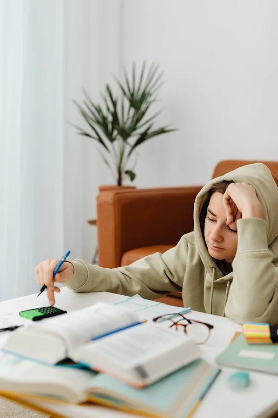 طالب يشعر بالملل اثناء المذاكرة