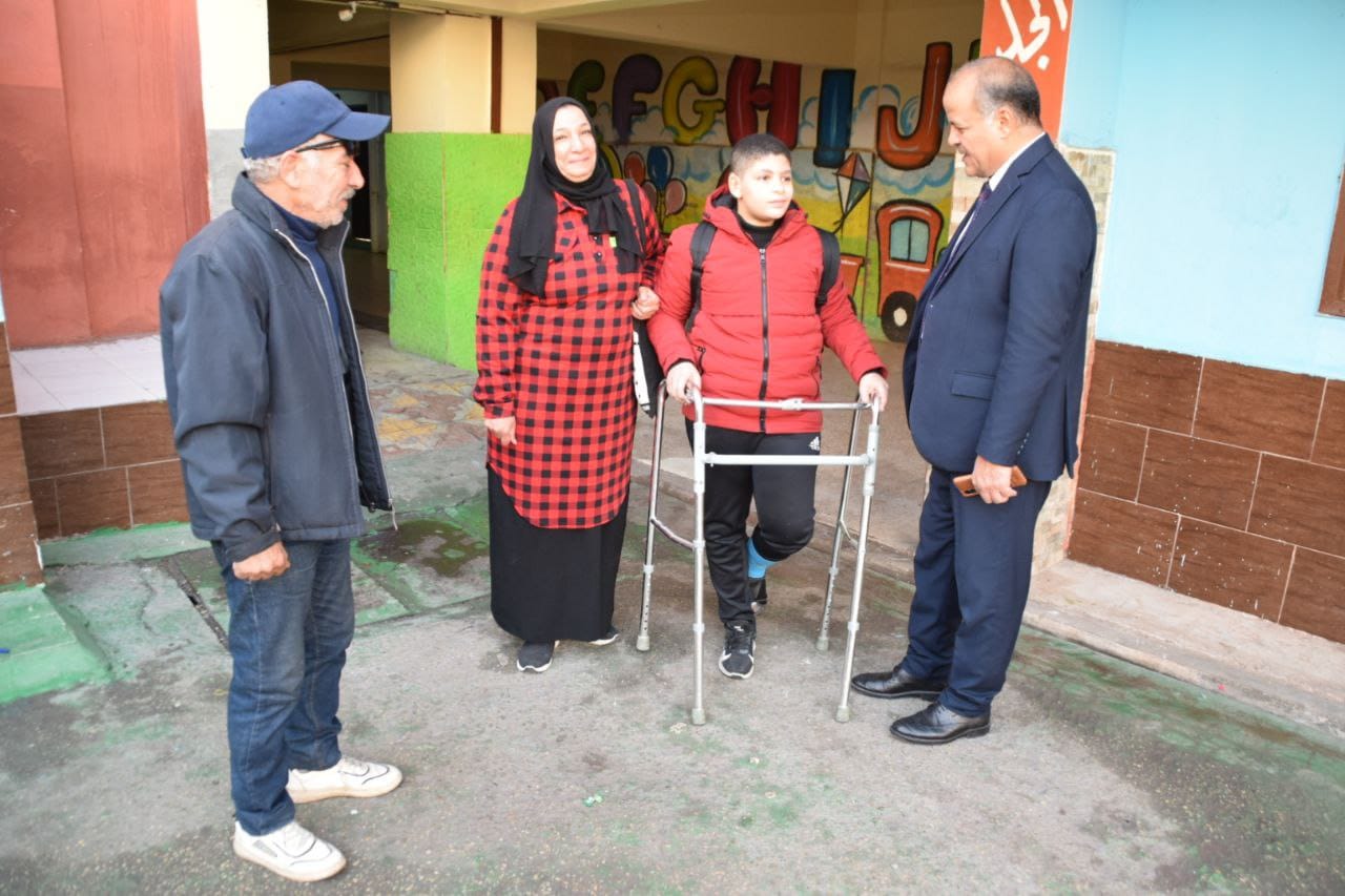 مدير عام التعليم مع أحد الطلاب