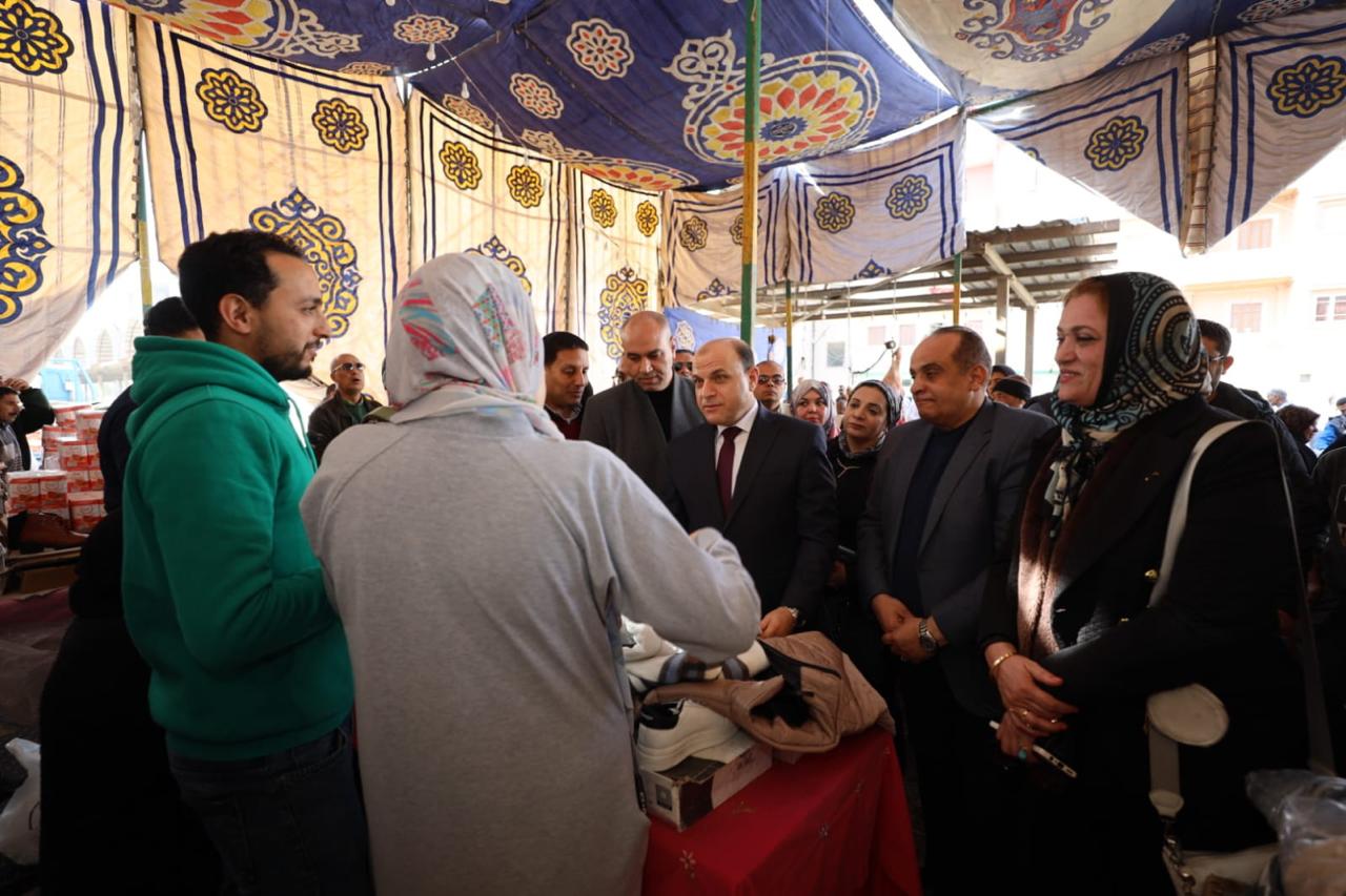 جانب من تفقد المحافظ للسوق جانب من تفقد المحافظ للسوق