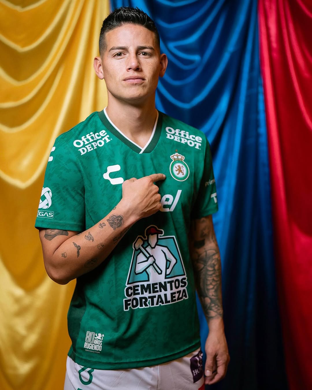 خاميس رودريجيز بقميص كلوب ليون خاميس رودريجيز بقميص كلوب ليون