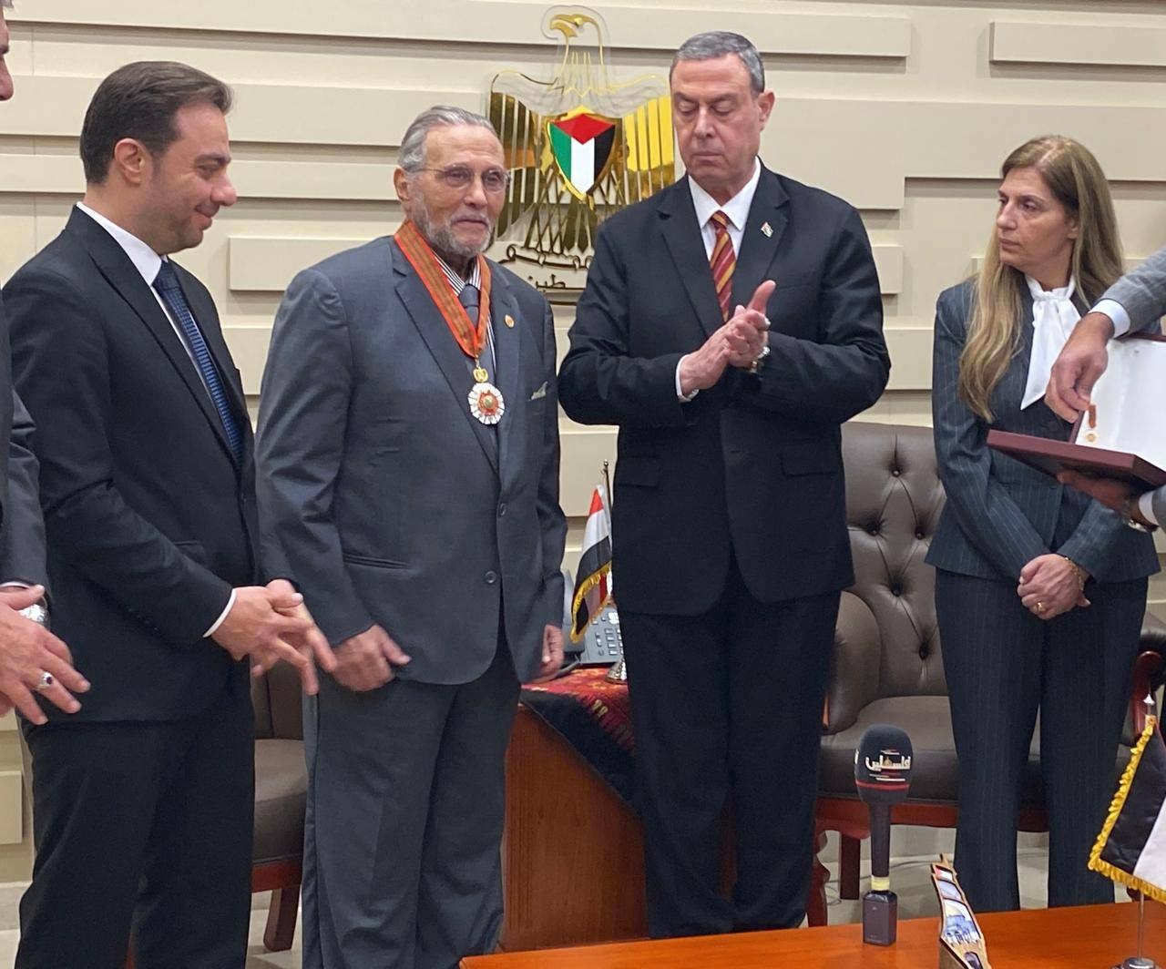 الدكتور محمد الكحلاوي يتسلم نجمة الاستحقاق الدكتور محمد الكحلاوي يتسلم نجمة الاستحقاق