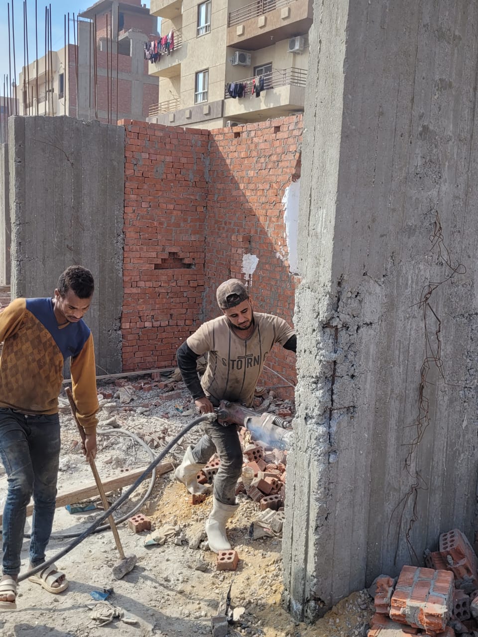 وذلك بإزالة الأدوار المخالفة