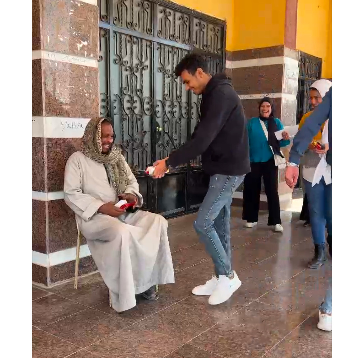 الطلاب يفاجئون العامل