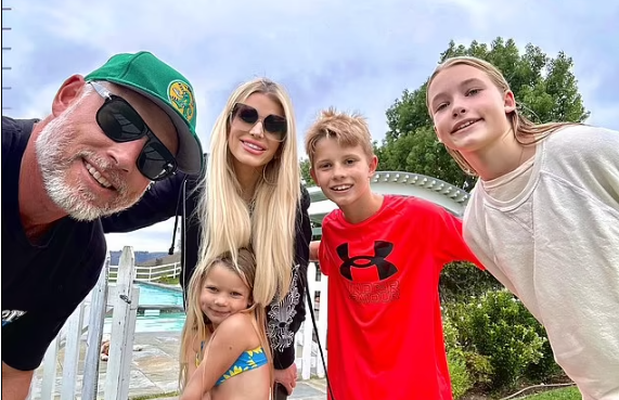 جيسيكا سيمبسون وإريك جونسون وعائلتهما جيسيكا سيمبسون وإريك جونسون وعائلتهما