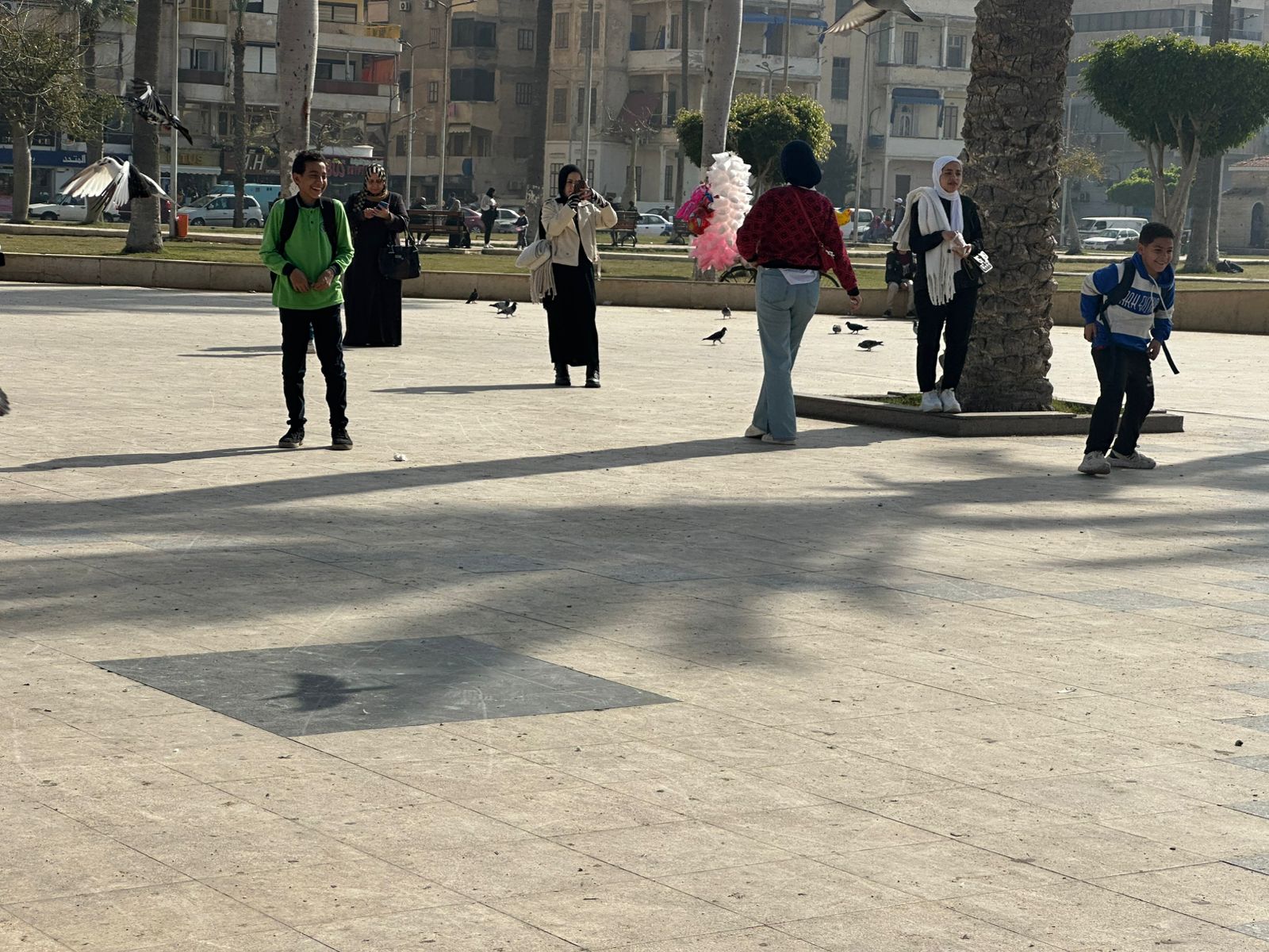 طلبة وطالبات في الميدان