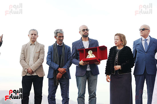 أحمد مراد على منصة حفل توزيع الجوائز