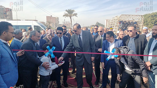 المحافظ-أثناء-الإفتتاح المحافظ-أثناء-الإفتتاح