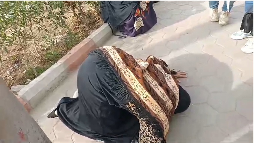 الام تسجد لله شكرا