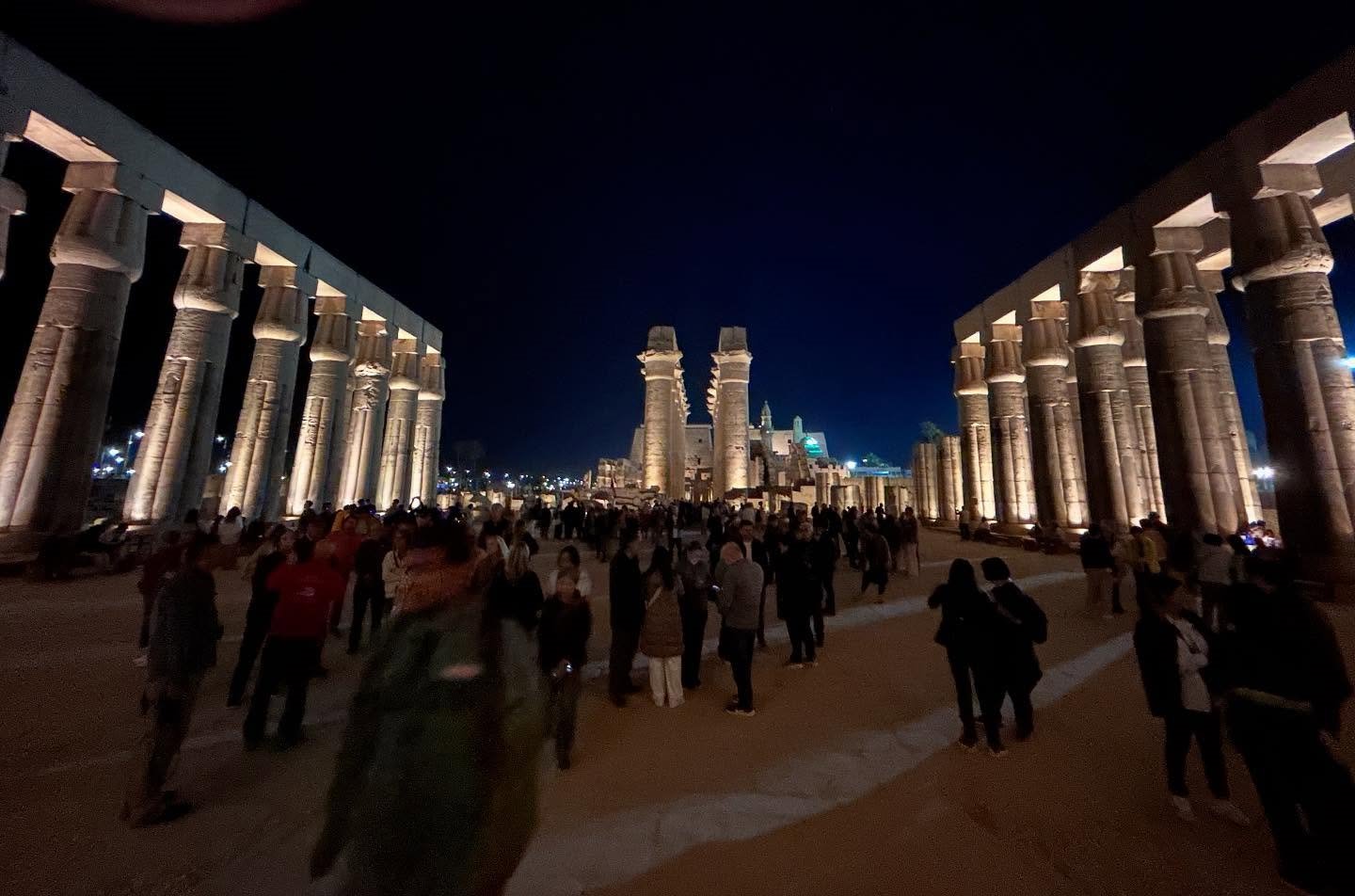 اقبال سياحى كبير فى معبد الأقصر