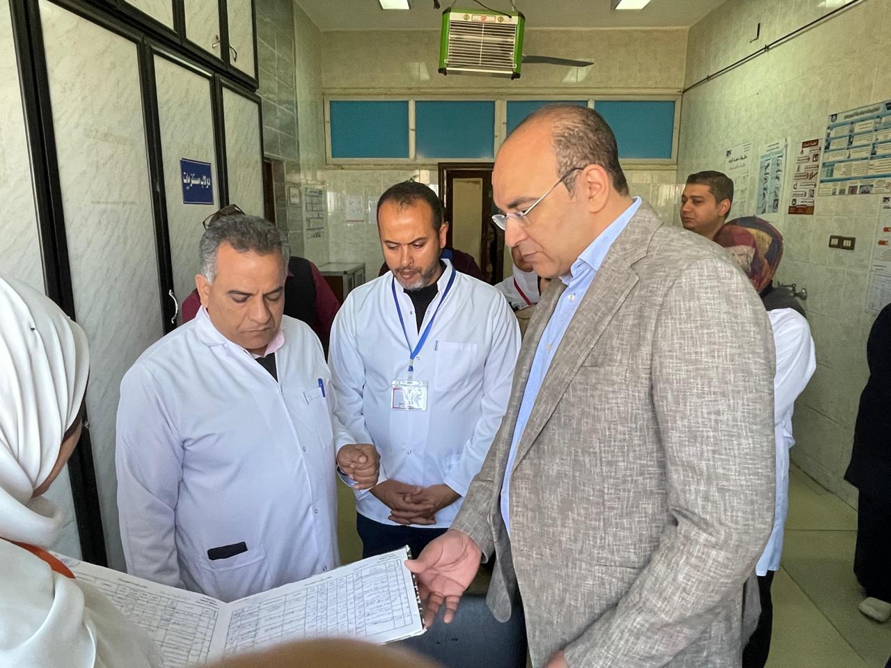 مطابقة ومراجعة الدفاتر الموجوده بالمستشفي