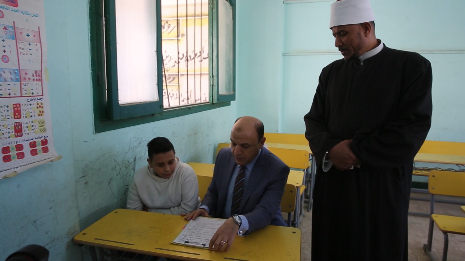 المحافظ يجلس بجوار طالب لمتابعة الإمتحانات