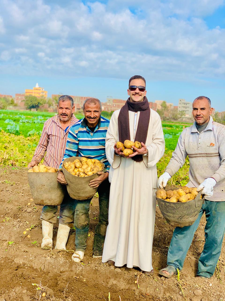 الفرحة على وجوه الفلاحين الفرحة على وجوه الفلاحين