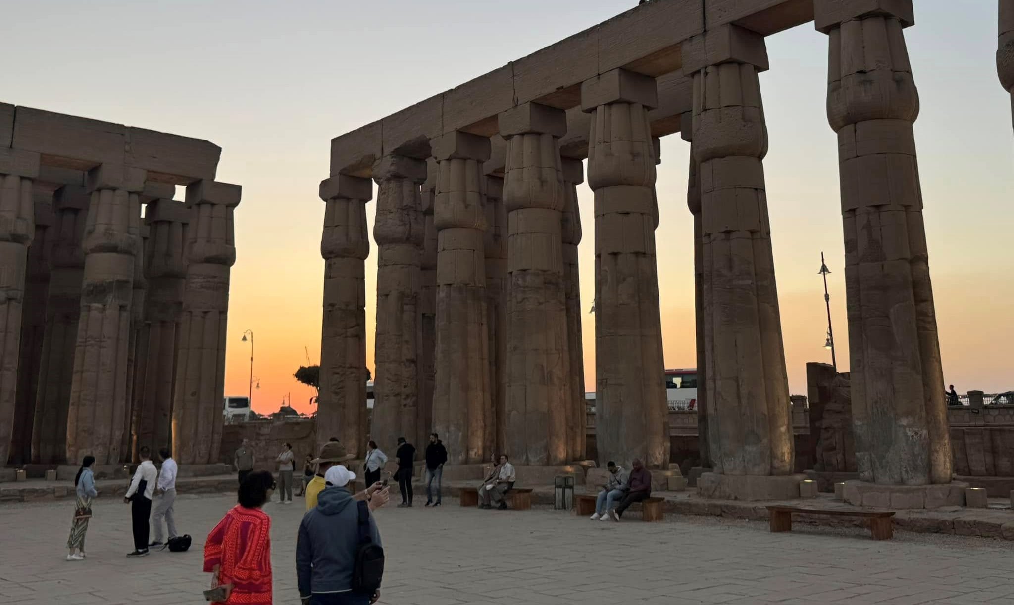 جانب من زيارات السياح لمعبد الأقصر نهاراً