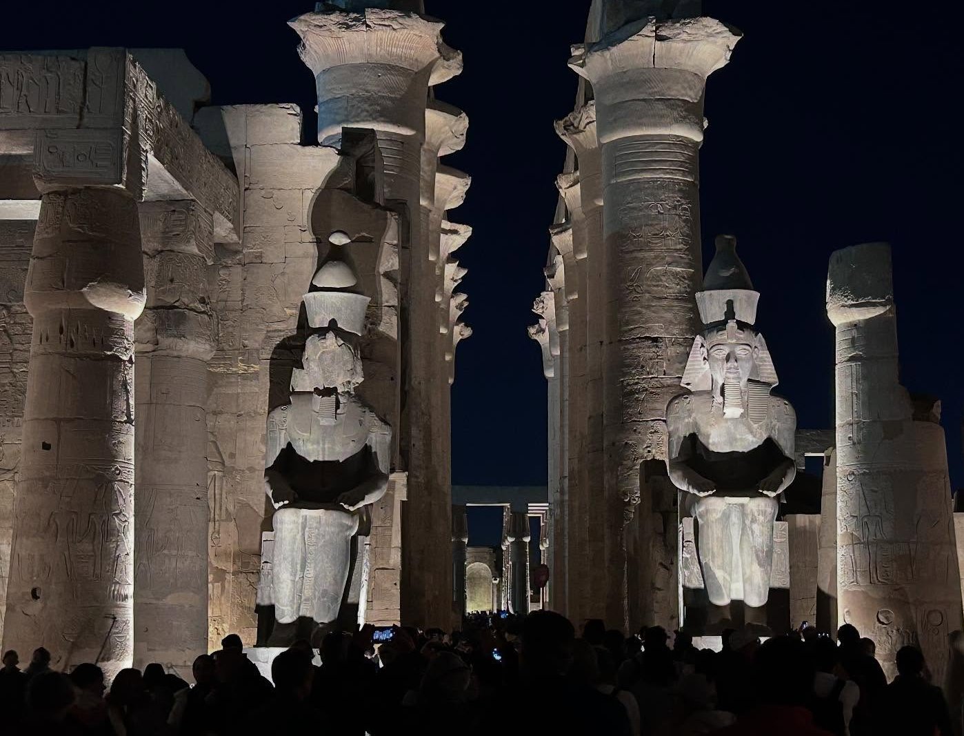 الإقبال السياحى المميز داخل معبد الأقصر