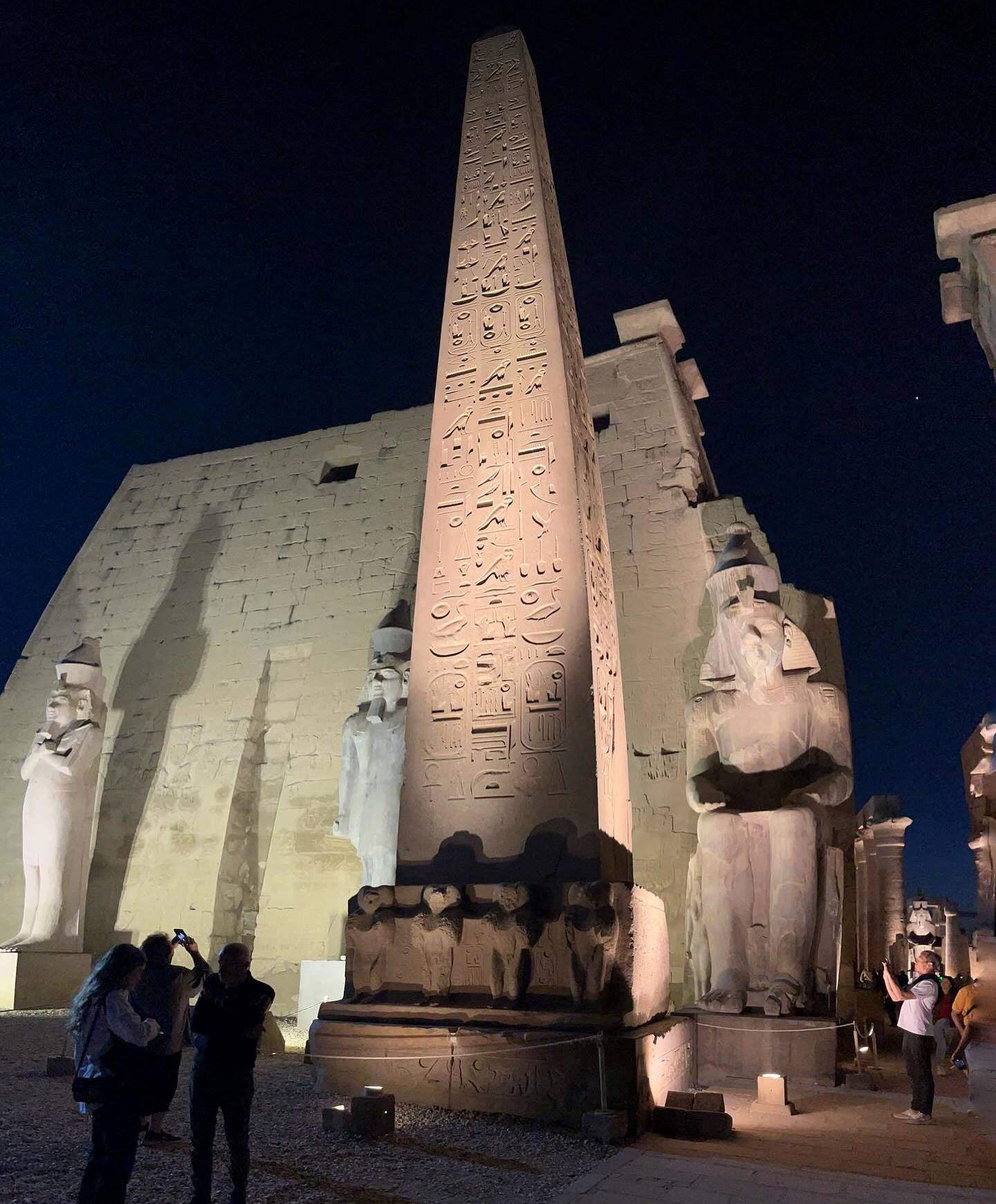 سحر مسلات معبد الأقصر يجذب سياح العالم