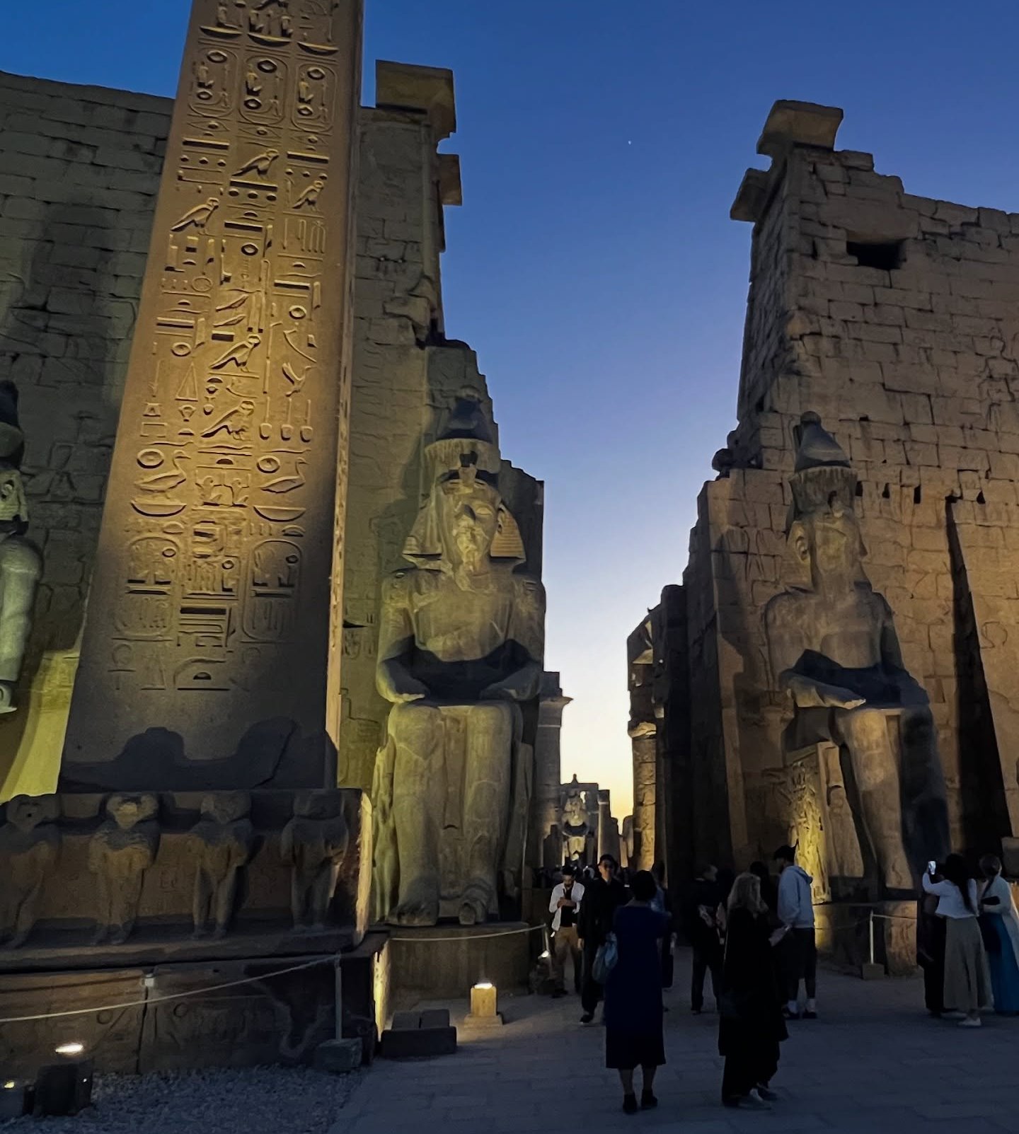 إقبال الأفواج السياحية مساءاً بالمعبد