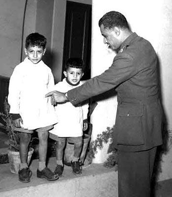 يلعب الزعيم جمال عبد الناصر مع أحفادة يلعب الزعيم جمال عبد الناصر مع أحفادة