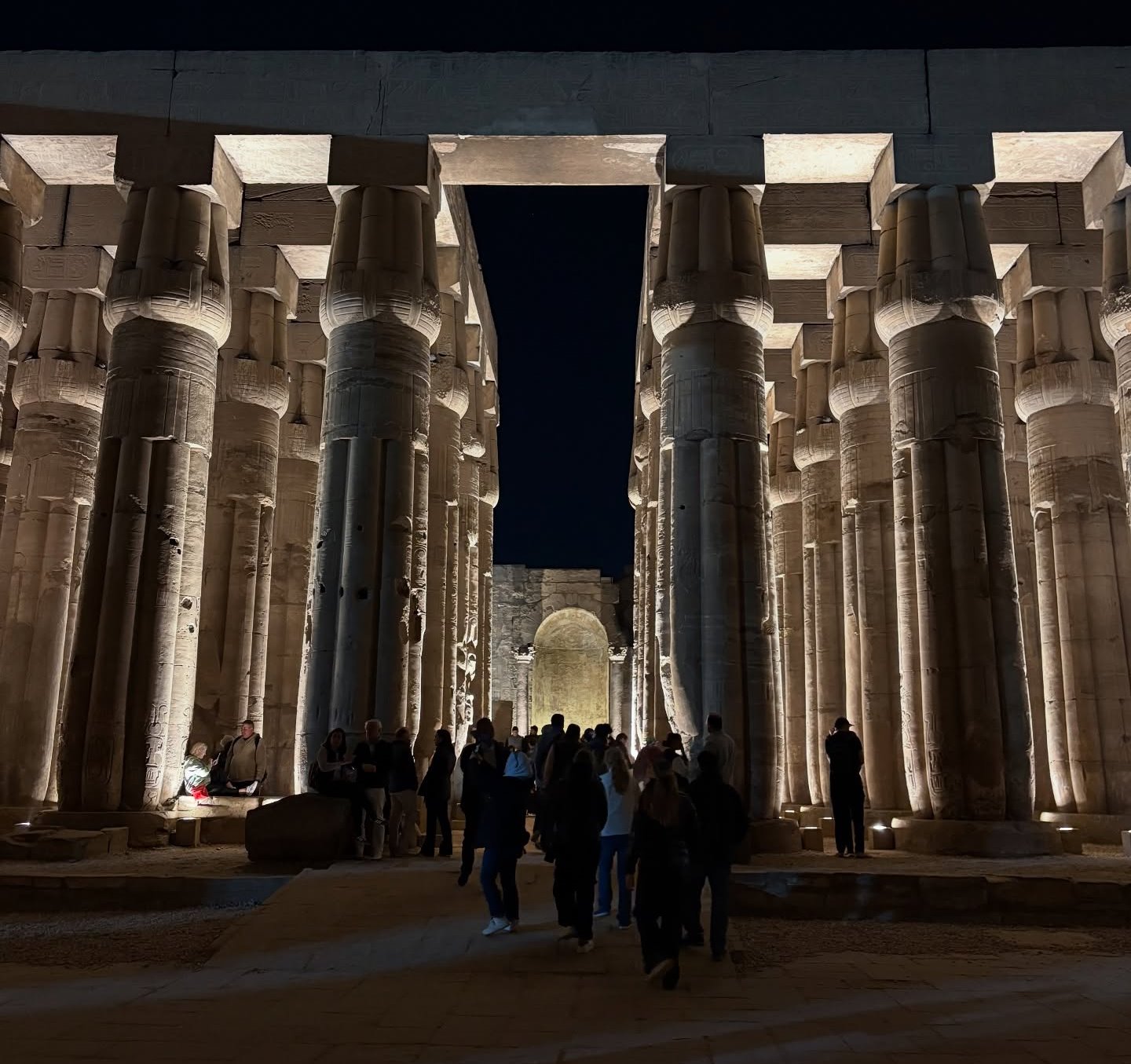 السياح يستمتعون داخل معبد الأقصر