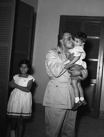 قبلة لأحد أحفاد الزعيم قبلة لأحد أحفاد الزعيم