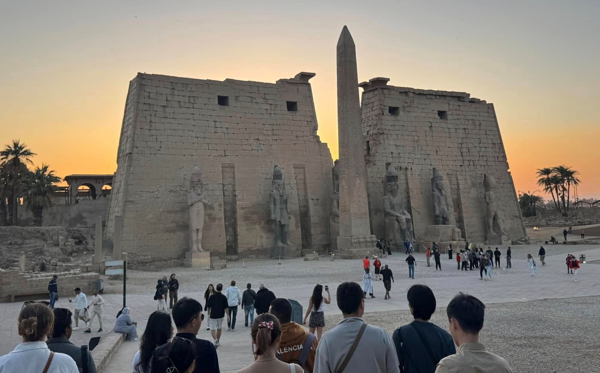 الأفواج السياحية تتوافد على معبد الأقصر