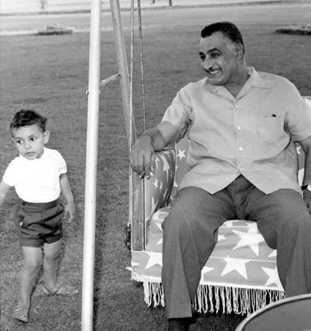 جمال عبد الناصر مع أحد أحفادة جمال عبد الناصر مع أحد أحفادة