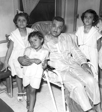 جمال عبد الناصر مع أحفادة جمال عبد الناصر مع أحفادة