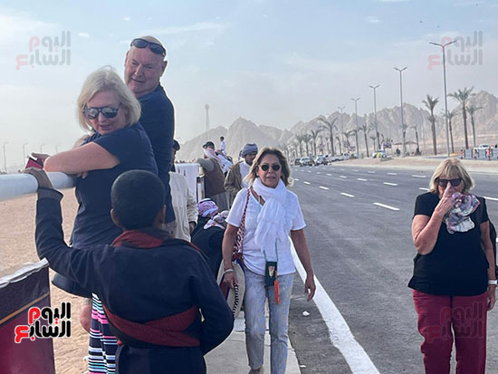 السياح-يستمتعون-بسباقات-الهجن