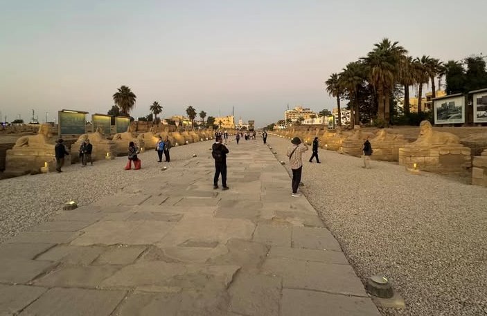 طريق الكباش وزيارات السياح نهاراً