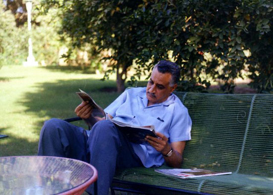 الزعيم فى حديقة منزلة الزعيم فى حديقة منزلة