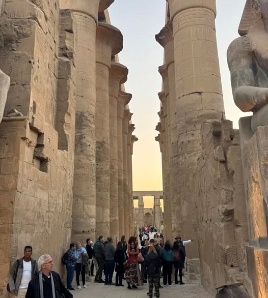 التوافد من السائحين على أعمدة معبد الأقصر