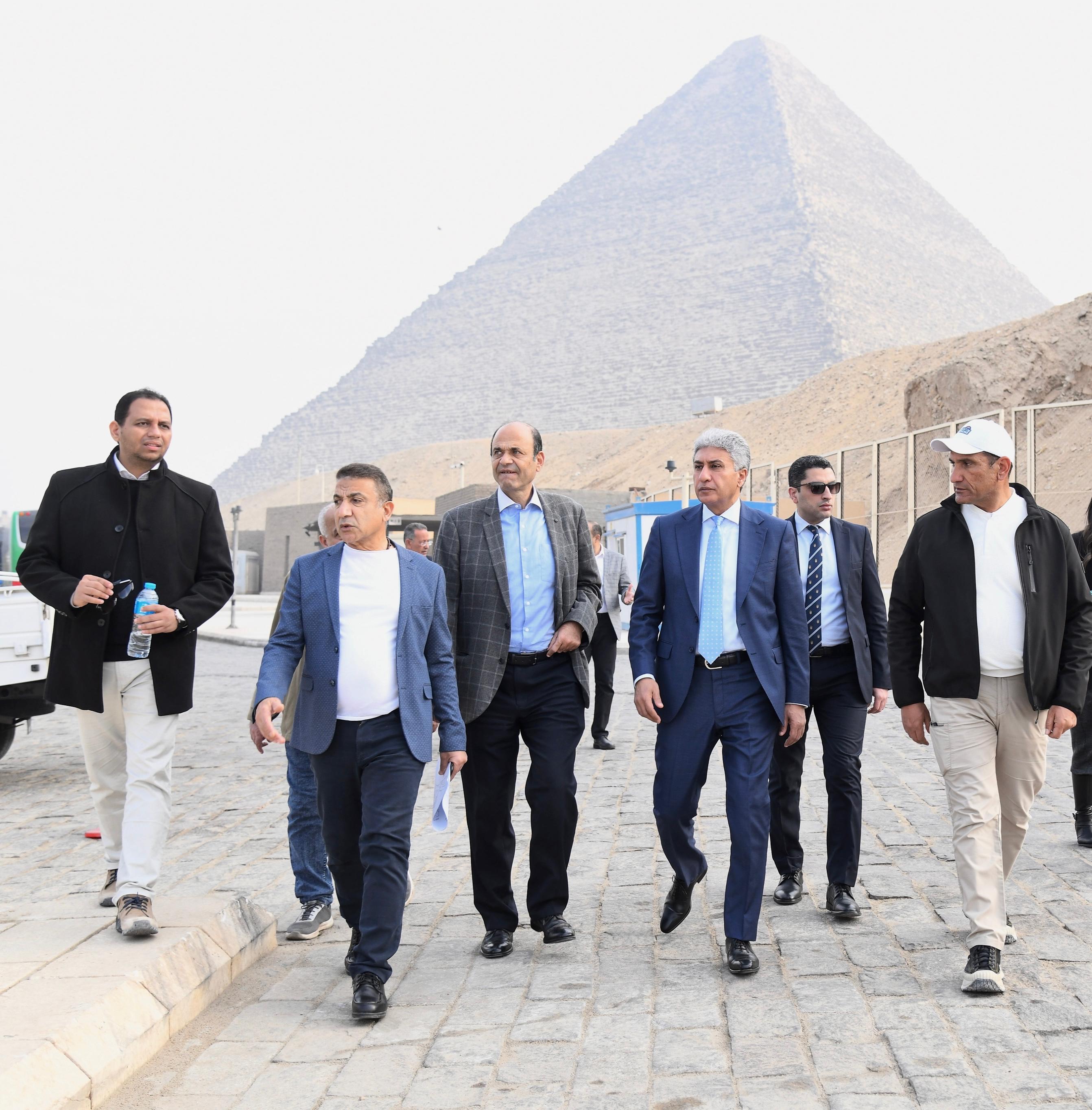وزير السياحة والأثار بموقع الأهرامات
