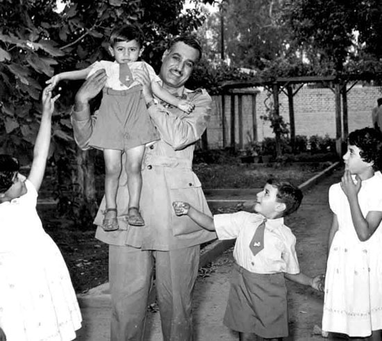 الرئيس جمال عبد الناصر مع أحفادة الرئيس جمال عبد الناصر مع أحفادة