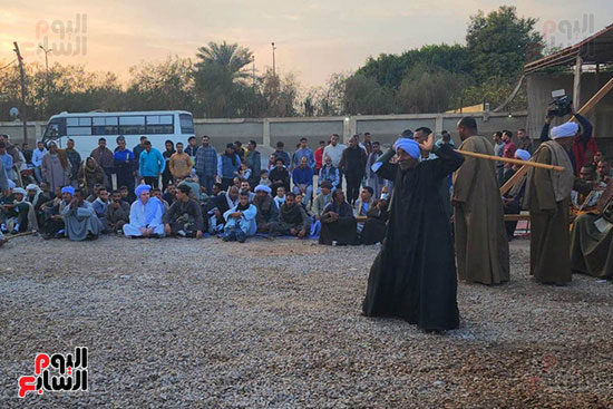 العمد-والمشايخ-والشباب-يشاركون-بحلقات-التحطيب