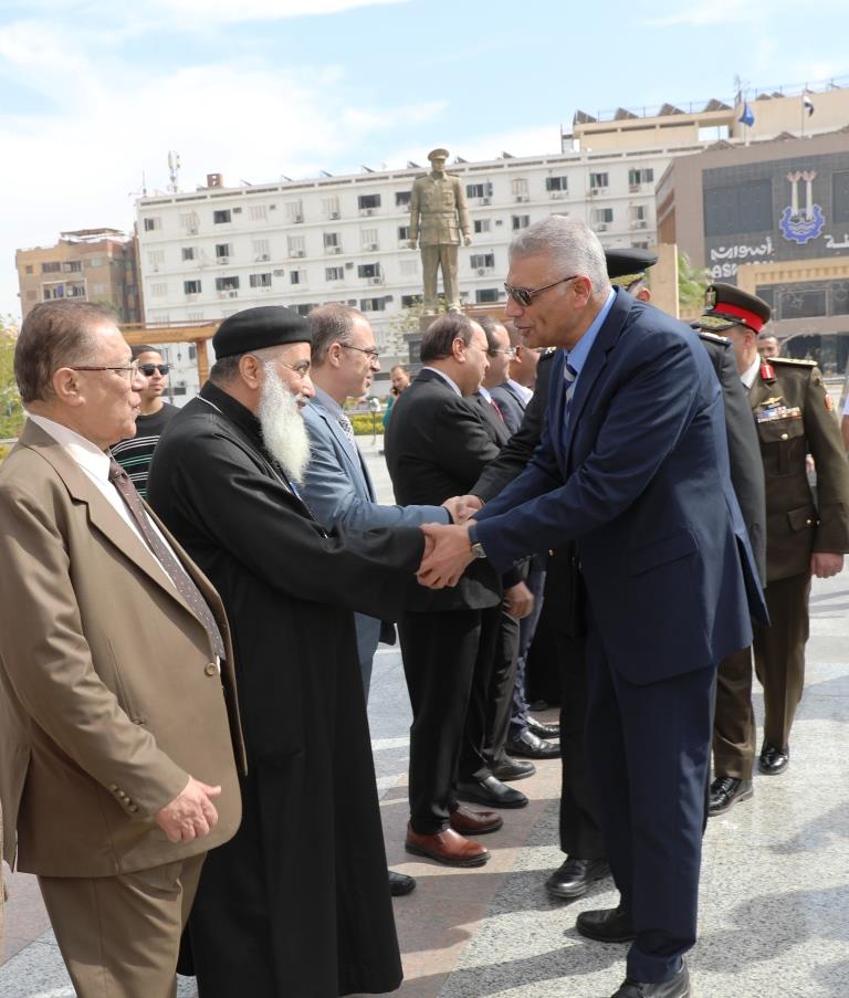 محافظ أسوان يهنئ قيادات المحافظة بالعيد الوطني 