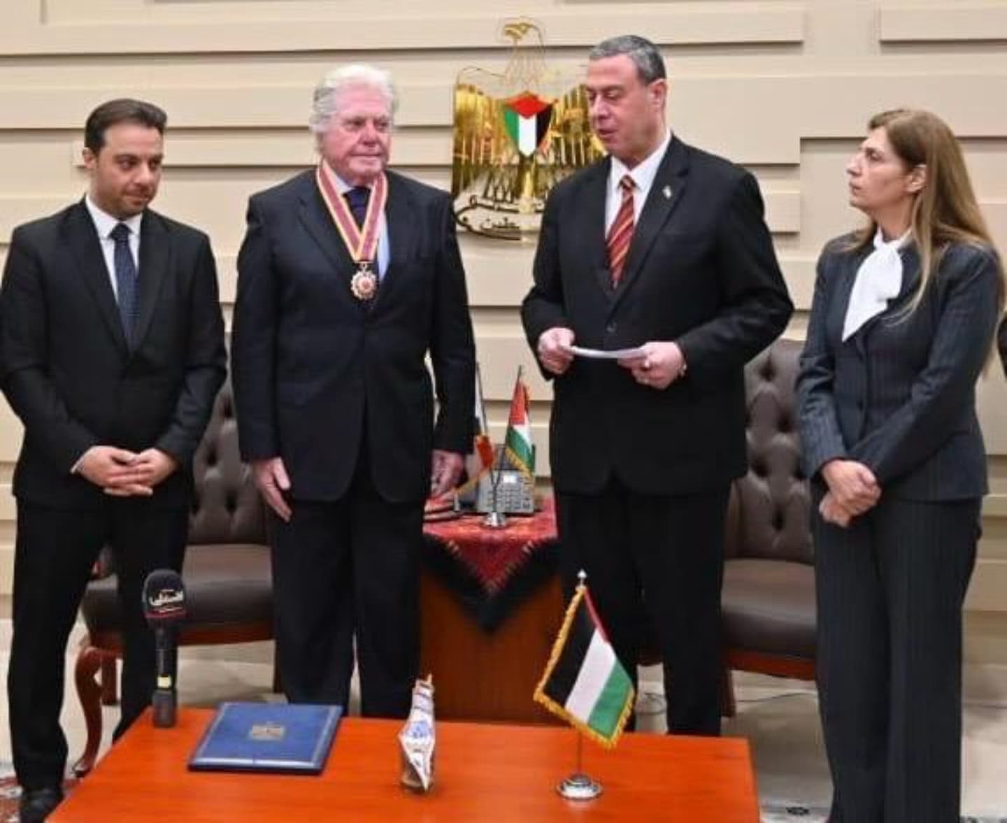 دفتر أحوال النجوم ..منح حسين فهمي وسام الثقافة والعلوم والفنون من فلسطين و سيف على خان ينجو من حادث طعن وتامر عبد المنعم يطلب الدعاء لوالده: حالته خطيرة للغاية واحمد جمال سعيد يجري جراحة في أصبعه دفتر أحوال النجوم ..منح حسين فهمي وسام الثقافة والعلوم والفنون من فلسطين و سيف على خان ينجو من حادث طعن وتامر عبد المنعم يطلب الدعاء لوالده: حالته خطيرة للغاية واحمد جمال سعيد يجري جراحة في أصبعه