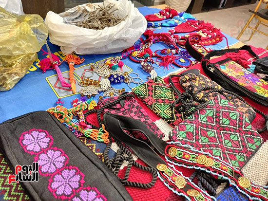 مشغولات-قماشية-وخشبية-وصخرية-وجلدية-(1)