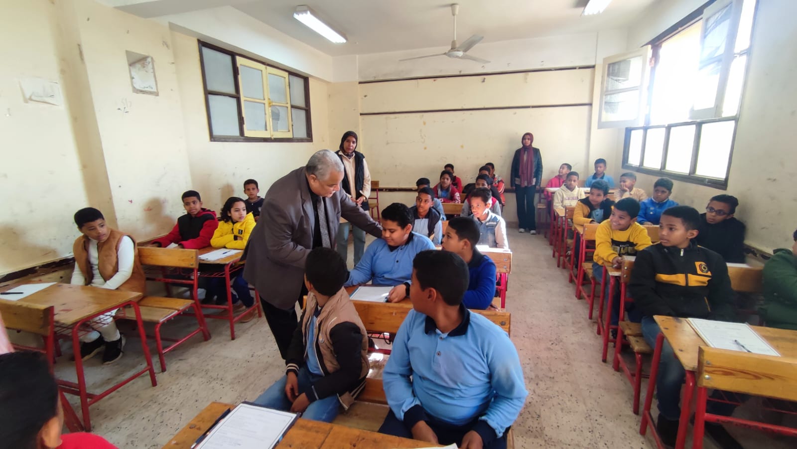 وكيل تعليم الأقصر يتفقد سير أعمال امتحانات نصف العام