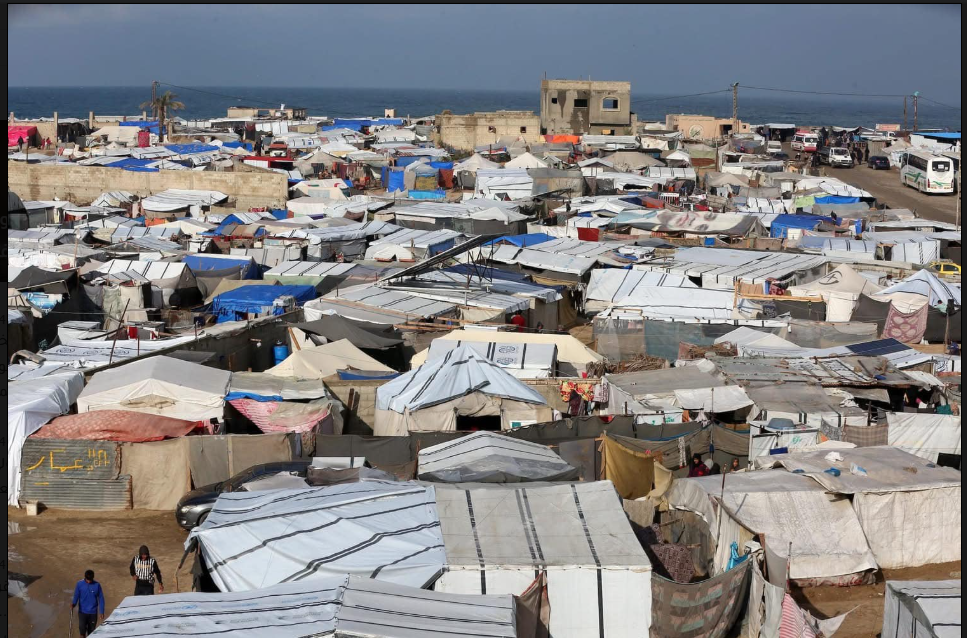 المخيمات أمام البحر