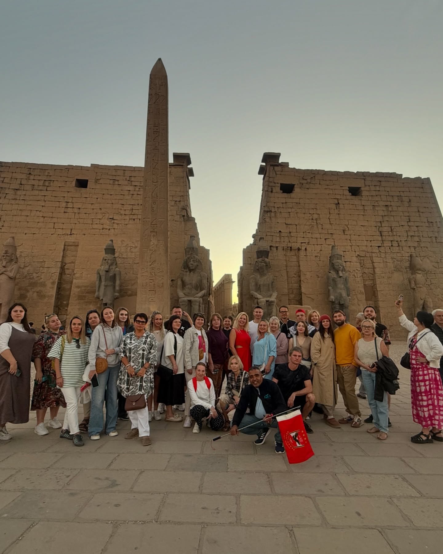 صورة اليوم.. الأسر والعائلات الأوروبية مستمتعون بدفء الشتاء والحضارة الفرعونية