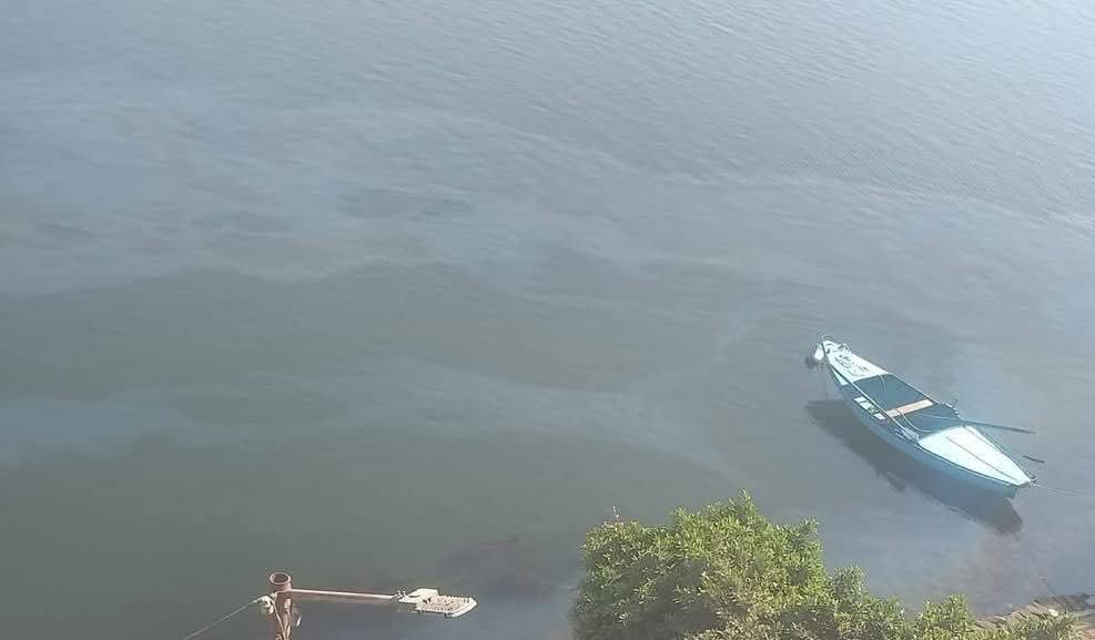 إيقاف مأخذ محطة مياه إسنا لحين السيطرة على ظهور بقعة زيت إيقاف مأخذ محطة مياه إسنا لحين السيطرة على ظهور بقعة زيت