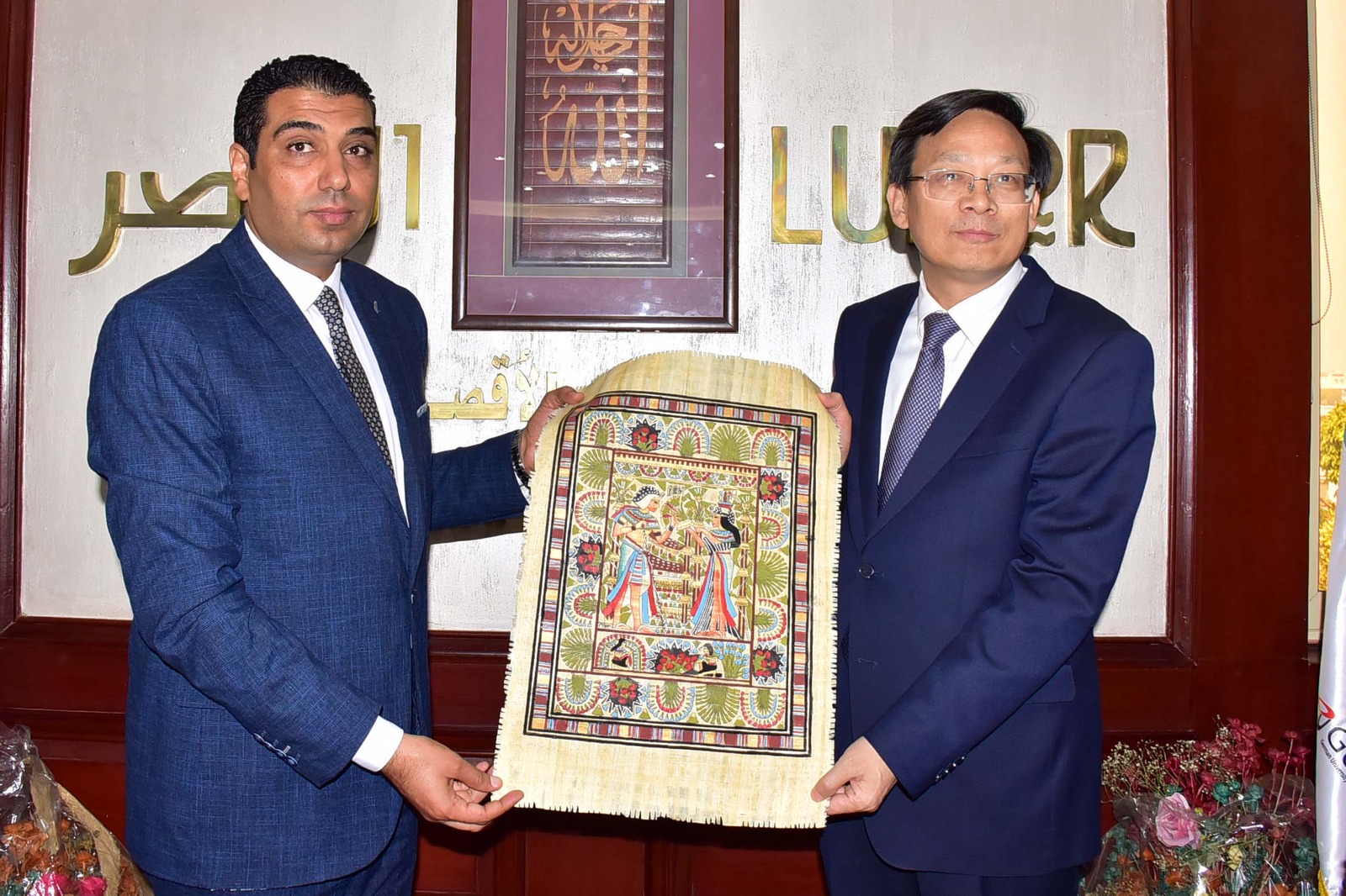 هدايا تذكارية بين الجانبين المصرى والصيني بالأقصر هدايا تذكارية بين الجانبين المصرى والصيني بالأقصر