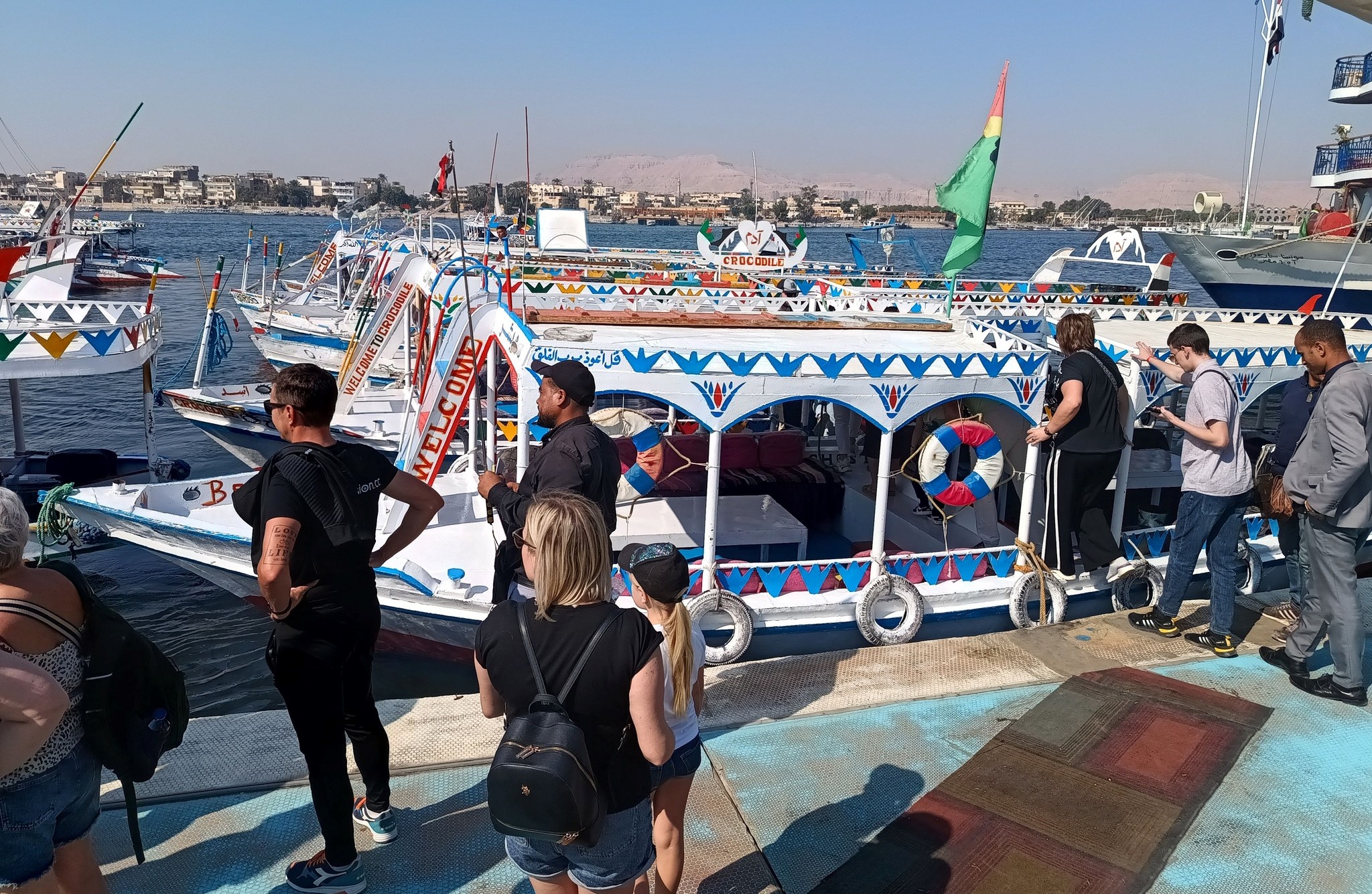 توافد السياح على رحلات المراكب النيلية بالأقصر توافد السياح على رحلات المراكب النيلية بالأقصر