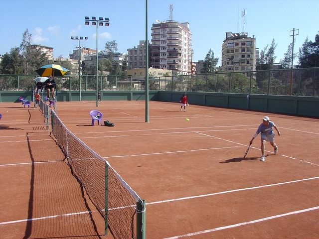 ملعب التنس الأرضي