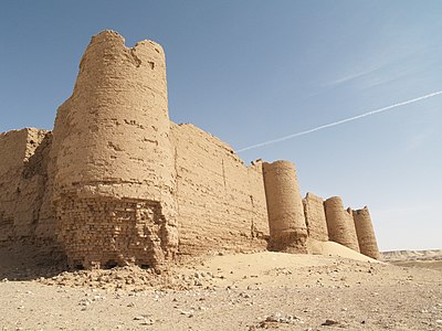 اسوار الحصون من الطوب اللبن بارتفاع شاهق اسوار الحصون من الطوب اللبن بارتفاع شاهق
