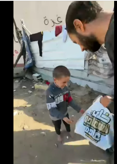 جمعيات خيرية توزع ملابس على قطاع غزة