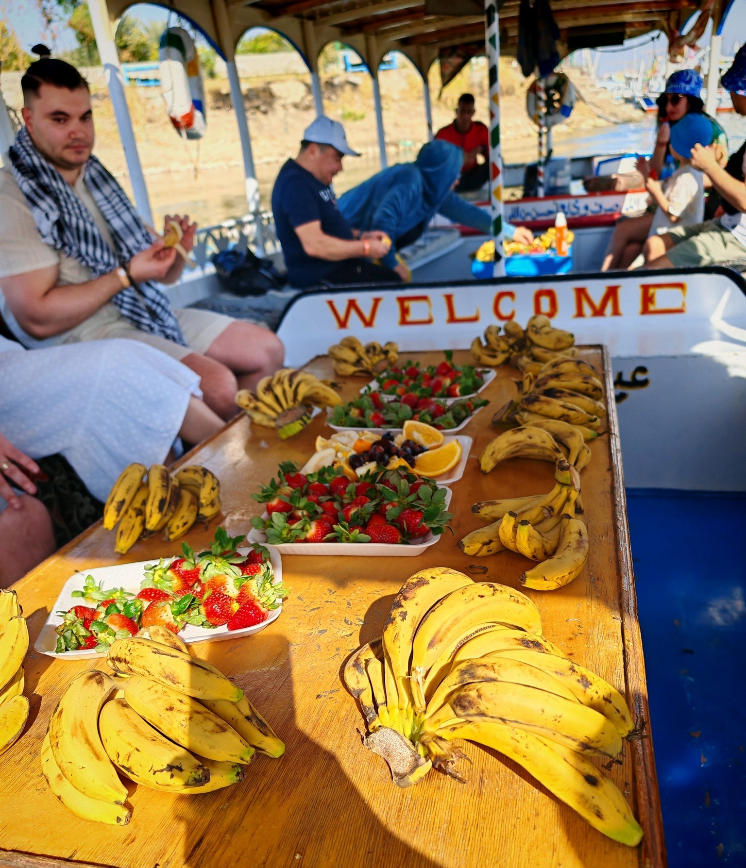 تقديم الفاكهة المميزة الشتوية فى المراكب النيلية تقديم الفاكهة المميزة الشتوية فى المراكب النيلية