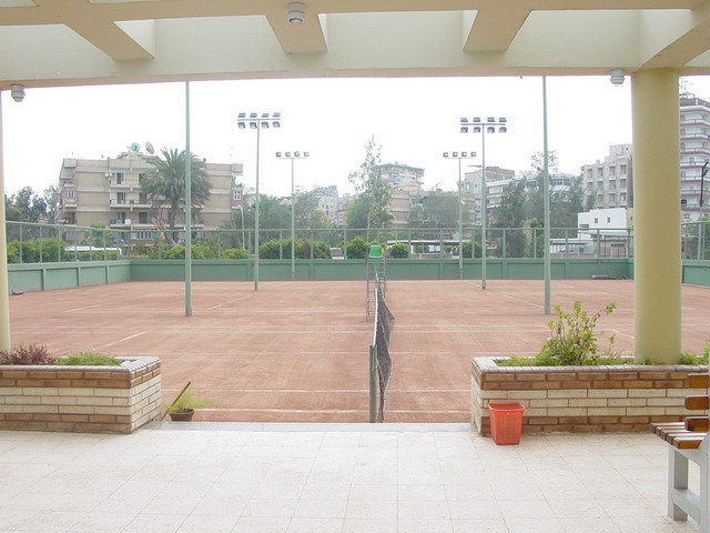 ملعب التنس الأرضي بالقرية